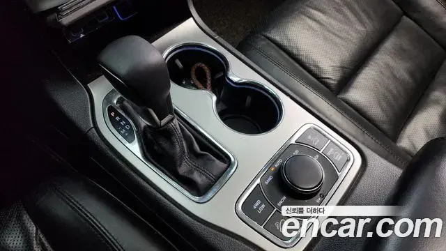 Jeep Grand Cherokee 2018 — ფოტო 18/20