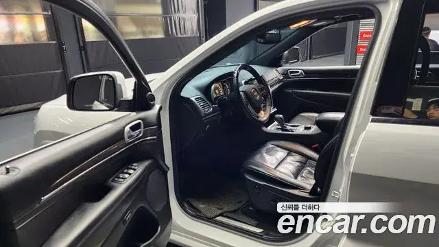 Jeep Grand Cherokee 2018 — ფოტო 16/20