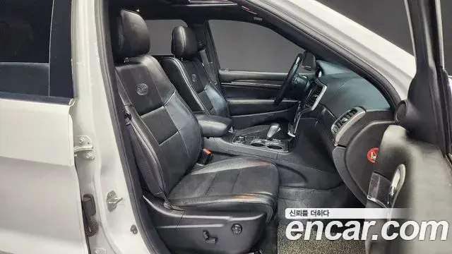 Jeep Grand Cherokee 2018 — ფოტო 19/20