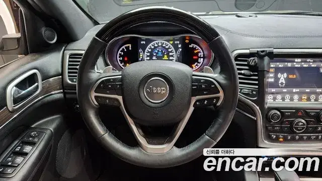 Jeep Grand Cherokee 2018 — ფოტო 17/20