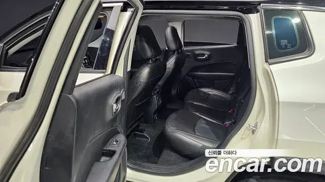 Jeep Compass 2019 — Фото 12/20