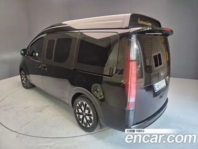 Hyundai Staria 2023 — ფოტო 15/19
