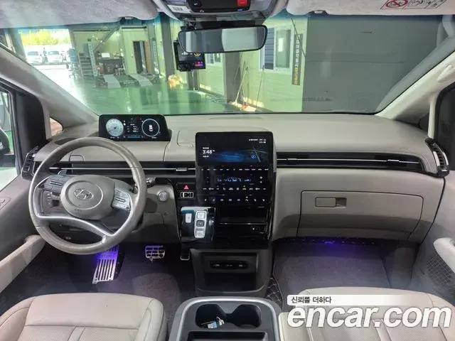 Hyundai Staria 2023 — ფოტო 13/19