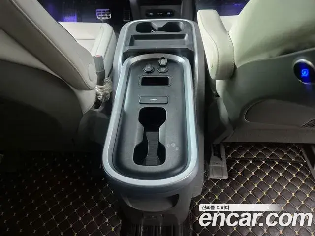 Hyundai Staria 2023 — ფოტო 19/19