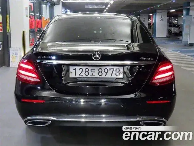 Mercedes-Benz E-Class 2019 — ფოტო 17/20