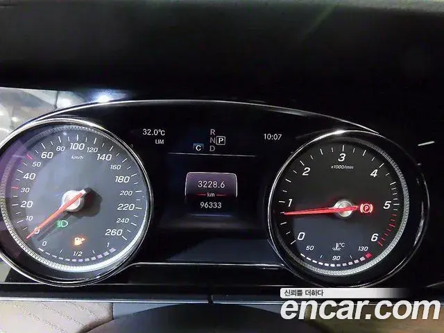 Mercedes-Benz E-Class 2019 — ფოტო 6/20