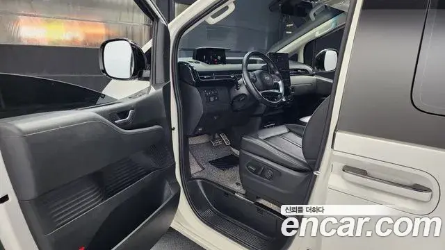 Hyundai Staria 2023 — Photo 9/20