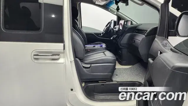 Hyundai Staria 2023 — Photo 15/20