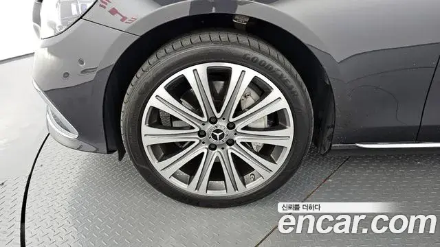 Mercedes-Benz E-Class 2022 — ფოტო 14/20