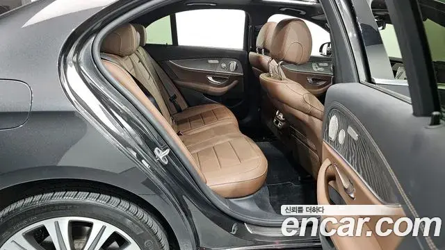 Mercedes-Benz E-Class 2022 — ფოტო 16/20