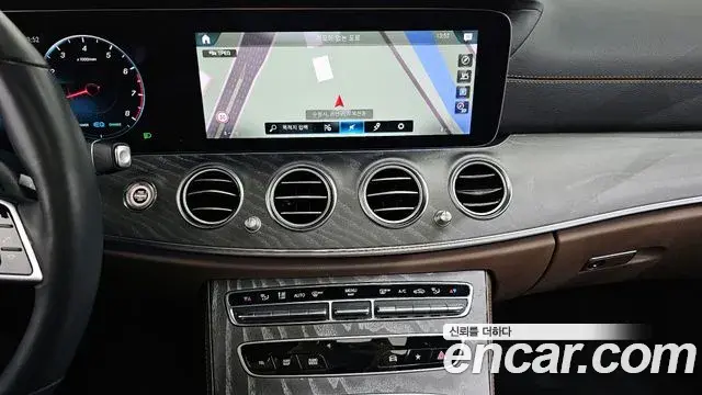 Mercedes-Benz E-Class 2022 — ფოტო 20/20
