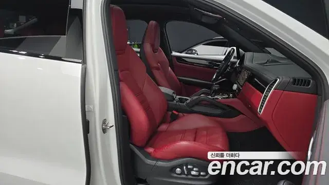 Porsche Cayenne 2021 — ფოტო 8/20