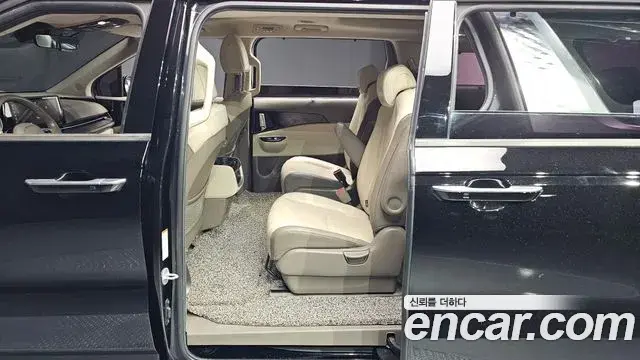 Kia Carnival 2020 — ფოტო 17/20