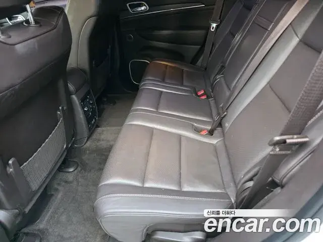 Jeep Grand Cherokee 2018 — ფოტო 13/17
