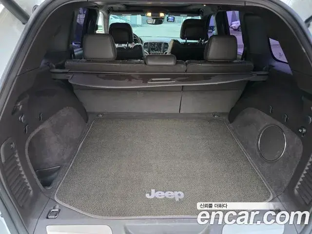Jeep Grand Cherokee 2018 — ფოტო 17/17
