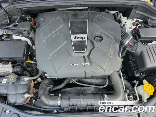 Jeep Grand Cherokee 2018 — ფოტო 16/17