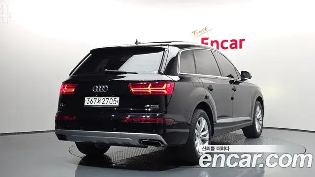 Audi Q7 2019 — Фото 1/20