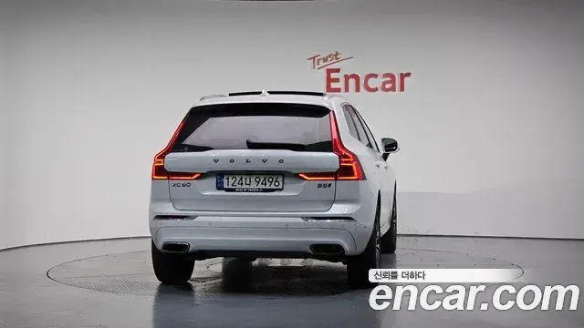 Volvo XC60 2021 — ფოტო 6/20