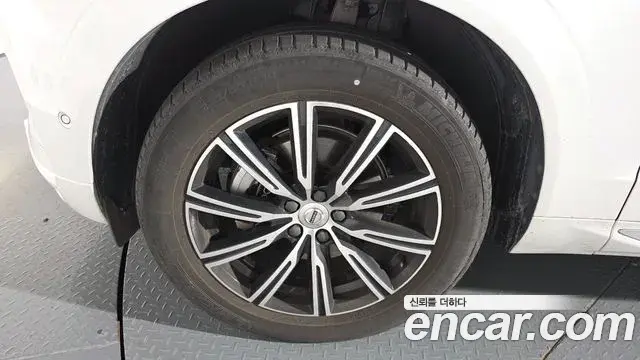Volvo XC60 2021 — ფოტო 19/20