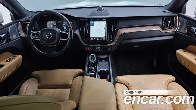 Volvo XC60 2021 — ფოტო 16/20