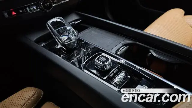 Volvo XC60 2021 — ფოტო 17/20