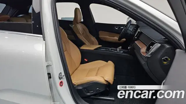 Volvo XC60 2021 — ფოტო 18/20