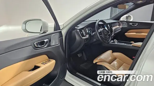 Volvo XC60 2021 — ფოტო 4/20