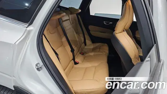 Volvo XC60 2021 — ფოტო 13/20