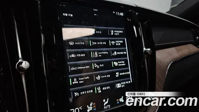 Volvo XC60 2021 — ფოტო 15/20