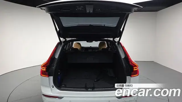 Volvo XC60 2021 — ფოტო 9/20