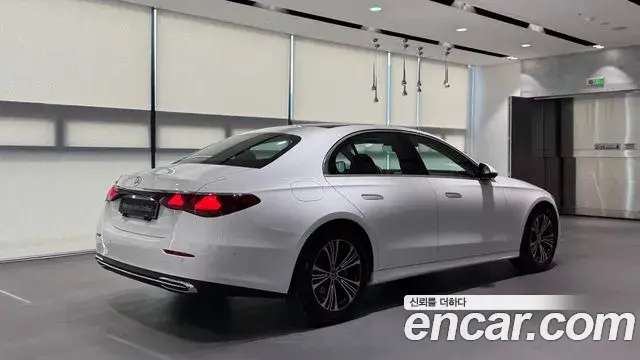 Mercedes-Benz E-Class 2025 — ფოტო 4/20