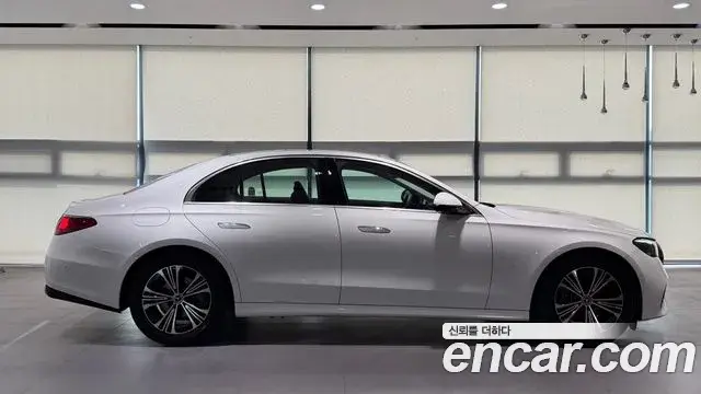Mercedes-Benz E-Class 2025 — ფოტო 19/20