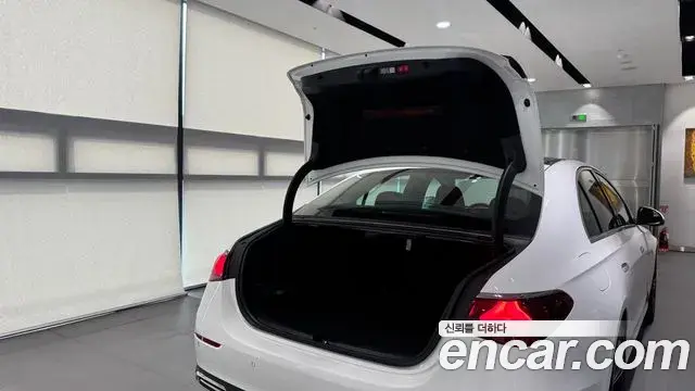 Mercedes-Benz E-Class 2025 — ფოტო 15/20