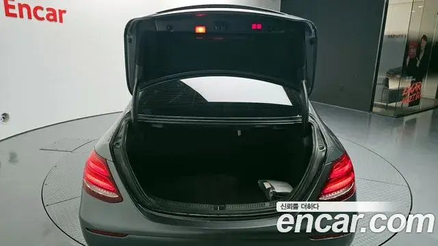Mercedes-Benz E-Class 2018 — Şəkil 18/20