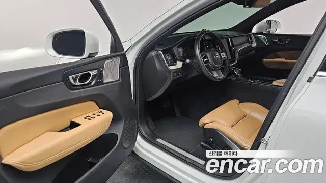 Volvo XC60 2018 — Şəkil 13/20