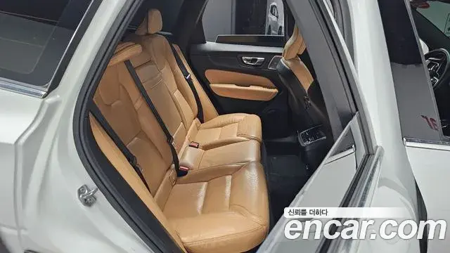 Volvo XC60 2018 — Şəkil 18/20