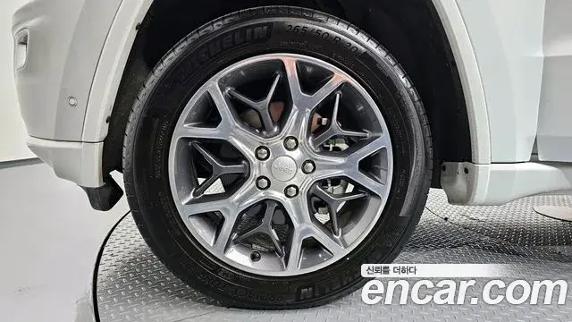 Jeep Grand Cherokee 2019 — Şəkil 14/20