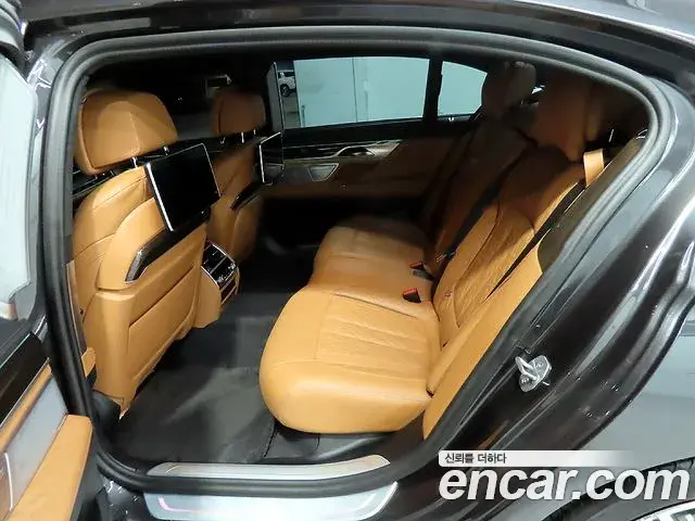 BMW 7 Series 2022 — ფოტო 8/20