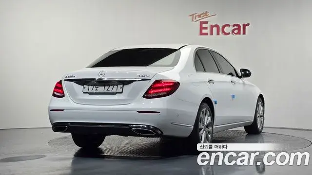 Mercedes-Benz E-Class 2018 — Photo 11/20