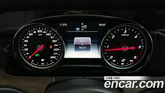 Mercedes-Benz E-Class 2018 — Photo 12/20