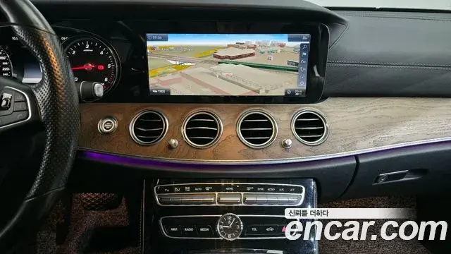 Mercedes-Benz E-Class 2018 — Photo 18/20