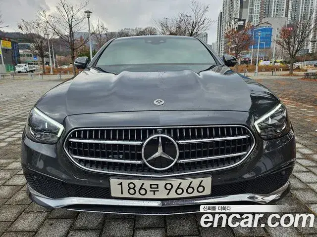 Mercedes-Benz E-Class 2022 — Photo 1/20