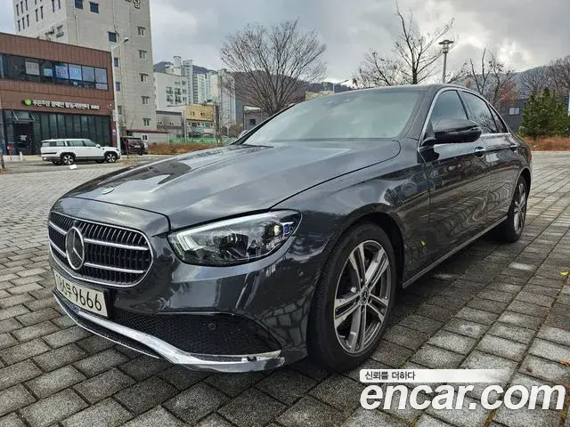 Mercedes-Benz E-Class 2022 — Photo 8/20