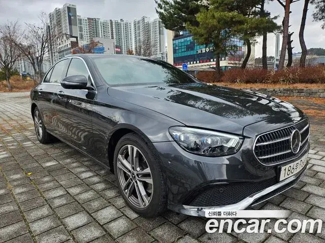 Mercedes-Benz E-Class 2022 — Photo 4/20