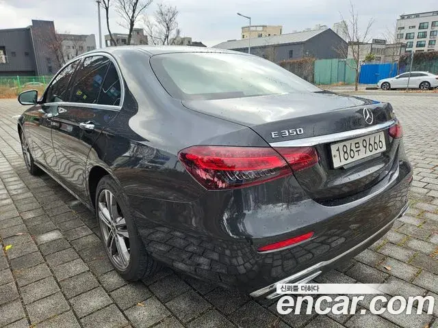 Mercedes-Benz E-Class 2022 — Photo 6/20