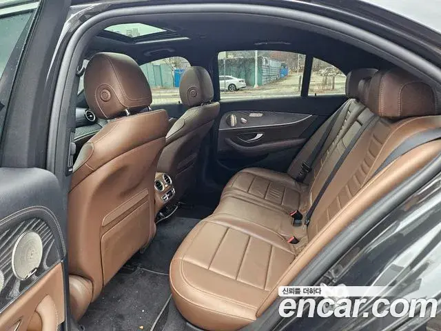Mercedes-Benz E-Class 2022 — Photo 12/20
