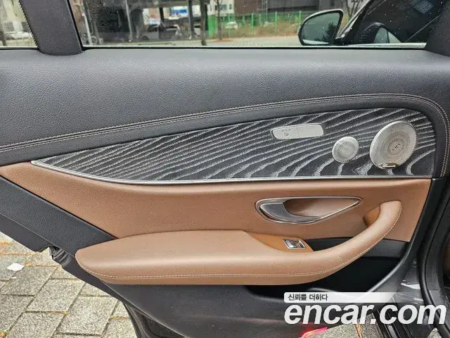 Mercedes-Benz E-Class 2022 — Photo 19/20