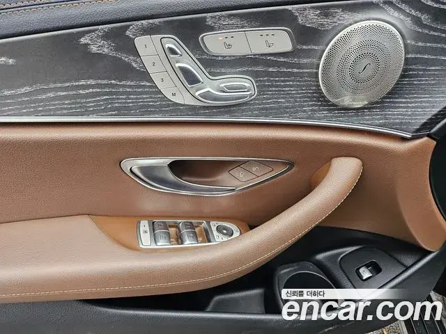 Mercedes-Benz E-Class 2022 — Photo 11/20