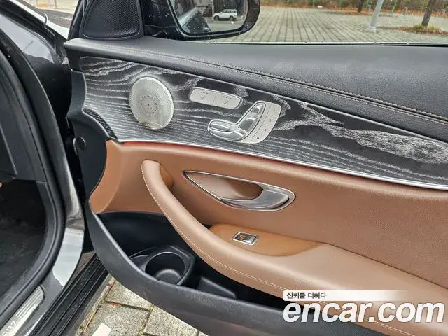 Mercedes-Benz E-Class 2022 — Photo 9/20