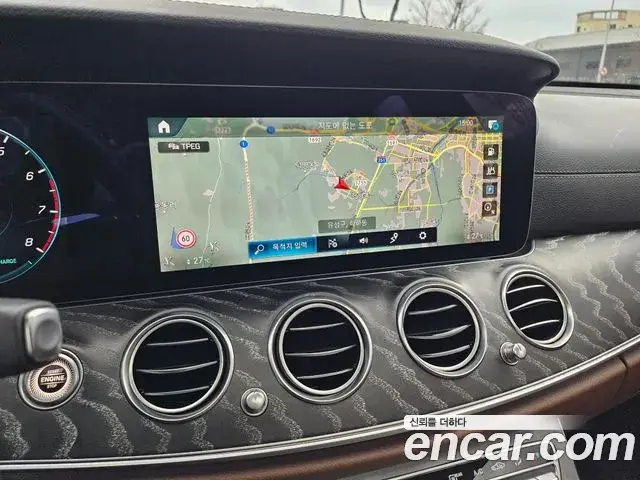 Mercedes-Benz E-Class 2022 — Photo 10/20